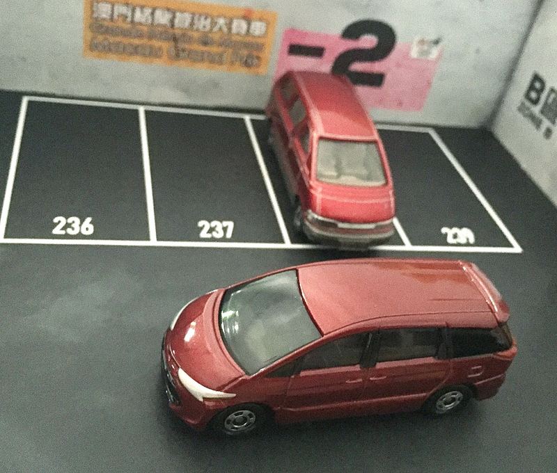 Illustration for article titled Then and Now : Tomica Toyota Estima 1992 & 2017